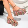 Chinelos Plataforma Cuña Coloridos Listrados da Moda para Mulheres, Combinam Bem com Saias, Estilo Fada, Tira Única, Dedos Abertos, Aumenta a Altura, Calçados de Praia