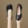 Novos sapatos casuais confortáveis estilo chinês para mães, novo modelo outono 2026, salto plataforma, sola macia, sola grossa, boca rasa, sapatos de couro macio de peça única