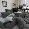 Coleção outono e inverno: conjunto de cama de veludo de leite de quatro peças, incluindo uma fronha de edredom de fleece de coral dupla face espessa de peça única e um conjunto de lençóis de flanela de três peças