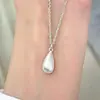 Popular Collar Pequeño de Gota Cepillada de Xiaohongshu para Mujer Estilo Igual al de Zhou Lujo Accesible Colgante Compacto de Gama Alta Envío Directo