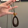 Colar Pingente Oval Oco de Resina com Corda de Cera, Corrente Simples Retrô para Suéter, Joias de Nicho de Alta Qualidade para Atacado