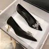 2026 Nuevos Zapatos de Boda para Mujer Color Vino Tinto Punta Fina Moño de Pedrería Tacón de Aguja Tacones Altos Elegante Temperamento Boca Baja Zapatos de Salón