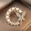 Versión coreana de broche de alta gama mariposa perla sentido de alta gama ramillete pequeña fragancia suéter pin de cuello fijo accesorios al por mayor