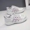 Tênis Brancos Vazados para Mulheres Verão 2026 Estilo Novo Fino Malha Respirável Sandálias Esportivas Populares Sapatos de Malha Cy3013