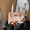 Nova Bolsa Feminina de Luxo com Detalhe de Cavalo 2026, Bolsa de Mão Azul Clara com Pingente de Desenho Animado, Bolsa de Ombro para o Dia a Dia e Uso Casual