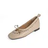 Zapatos Mary Jane europeos invisibles para aumentar la altura con remaches y detalles de lazo, hechos de piel de oveja, con tacón medio y puntera cuadrada, piel genuina, colección otoño 2026 para mujer