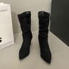 Botas de Salto Alto Plissadas de Cano Médio para Mulheres Outono e Inverno 2025 Novas Fivela de Cinto Bico Fino Salto Agulha Elegantes Botas Curtas Marrons