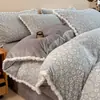 Juego de Ropa de Cama de Terciopelo de Leche Tallado Invierno Engrosado Cálido Funda de Edredón de Terciopelo Coral Sábana Juego de Tres Piezas