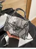 Moda Retrô Tendência Europeia e Americana Personalidade Bolsa Kelly de Mão Feminina 206 Nova Textura de Pele de Cobra Ombro Único Transversal Bolsa Feminina