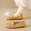 Zapatos Perforados Huecos de Estilo Nuevo para Verano 2026 con Suela Suave y Superficie Suave, Zapatos Casuales Transpirables sin Cordones para Mamá, Zapatos Planos de una Sola Pieza para Mujer