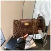 Bolsa Feminina 2024 Outono/Inverno Novo Estilo Moda Casual Acolchoada com Diamantes Bordado Bolsa de Corrente Bolsa de Ombro Único Feminina Bolsa Transversal