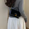Bolsa transversal de nicho da moda, estilo retrô simples, luxo leve 2026, nova bolsa de ombro feminina de outono com aba