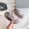 Zapatillas de niña estilo coreano, nueva colección primavera/otoño 2026, zapatos de malla transpirables para niños, zapatillas de entrenamiento alemanas para bebé, bailarinas de lunares para niña