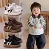 Zapatillas de entrenamiento alemanas para niños, nuevos modelos de primavera y otoño, zapatillas casuales con velcro para niños, zapatos para caminar antideslizantes de suela blanda para niñas