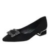Zapatos de Salón de Ante con Hebilla Cuadrada de Pedrería y Punta Fina 2026 Nueva Llegada de Primavera Estilo Británico Tacón Grueso Estilo Pequeño Chanel Zapatos de Salón para el Trabajo