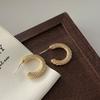 Aretes de botón en forma de C con patrón retorcido Estilo nicho simple europeo y americano para combinar con todo Temperamento de influencer Aretes blancos ins aretes