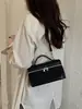 Bolsa de mão casual color-blocking retrô transfronteiriça para mulheres, novo modelo 2026, bolsa quadrada pequena versátil de camurça, bolsa transversal fashion