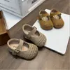 Zapatos para bebé con suela blanda, zapatos de moda calados de una sola pieza, nuevo modelo primavera 2026, zapatos transpirables de punta cerrada para niñas tipo princesa