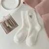 Calcetines de pelo de visón para mujer, cálidos y cómodos para otoño e invierno, previenen los pies fríos, calcetines para dormir con bordado de corazón, forrados de felpa, al por mayor, calcetines versátiles para mujer