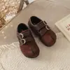 Zapatos de cuero retro estilo francés para niñas, nuevos zapatos de gamuza con punta dividida y suela blanda estilo coreano 2026, zapatos para bebé tipo Birkenstock primavera/otoño