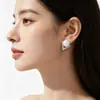 Pendientes Pendientes de perla triangulares estilo europeo lujo ligero gama alta versátiles pendientes simples para el trabajo personalidad femenina nicho