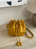 Bolsa de saco com cordão super popular estilo coreano transfronteiriça para mulheres, novo modelo 2026, tendência este ano, bolsa de ombro e transversal requintada, estilo bolsa da sorte