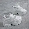 Zapatos de plataforma de suela gruesa estilo papá para mujer, moda versátil de otoño 2026, que aumentan la altura, de malla transpirable, zapatillas casuales