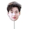 Performance de entrada no casamento de Henry Lau com máscara engraçada, placa de boas-vindas no aeroporto, produtos de fãs de apoio para shows com imagens personalizadas