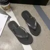 Chanclas brillantes de verano sencillas para mujer, adecuadas para usar al aire libre, antideslizantes, populares para bañarse, a la moda, impermeables, nuevo estilo de viaje de verano