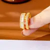 Sensação de Luxo Leve e Alto Padrão, Design de Linha Larga com Cravação de Zircônia, Anel Aberto, Anel Simples de Ouro de Areia Vietnamita para Dedo Indicador, Joia com Retenção de Cor Duradoura