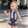 Conjunto de Ropa de Verano para Niñas Europeo y Americano Transfronterizo con Chaleco de Mezclilla Floral 3D, Falda Plisada y Conjunto de Tres Piezas, Elegante y a la Moda, en Stock
