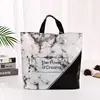 Bolsa de empaque con cordón de material esmerilado de alta calidad para ropa, equipaje, tienda de ropa, bolsa de compras horizontal portátil blanco puro en stock