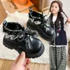 Botas de couro para meninas, nova coleção primavera/outono 2026, botas Martin com cadarço infantis, botas para meninas, botinhas da moda com sola macia para crianças maiores