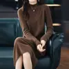 Vestido de Punto de Longitud Media con Cuello Medio Moda Otoño e Invierno 2026 Suelto Adelgazante Recto Cálido Vestido Suéter Básico