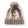 Nova coleção outono e inverno: gorro de tricô simples e versátil com pompom, feito de cashmere, apresentando um design color-block com um pequeno motivo de veado, oferecendo um visual moderno, casual e quente