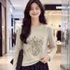 Camiseta de manga larga para mujer, corte regular, longitud corta, con estampado de letras retro americanas y cerezas, capa base para otoño 2026