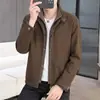 Nueva chaqueta para hombre con cuello alto, una prenda exterior casual versátil y cómoda con un diseño de estampado sencillo, perfecta para hombres jóvenes