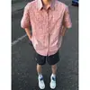 Camisa de manga corta a cuadros rosa retro americana con textura para hombre, diseño holgado, chaqueta camisa versátil de verano para hombre