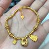 Liquidação Final, Sem Devoluções ou TrocasLoja de Ouro Mesma Peça Pulseira Sand Gold com Padrão Martelo Pingente de Moeda de Ouro, Retenção de Cor Duradoura