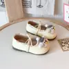 Zapatos de cuero estilo británico 2026 primavera y otoño nuevos versión coreana lindos de dibujos animados de princesa para niñas con suelas suaves y diseño de gorrito