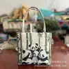 Bolso nuevo de estilo étnico, con tela color arena y bordado, un diseño fresco y casual, con bordado de hilo dorado a doble cara, una bolsa pequeña de tela y una bolsa estilo Hanfu
