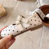 Zapatos de cuero para niñas 2026 otoño nuevo zapatos Birkenstock, zapatos de vestir versátiles de moda, zapatos de lunares, zapatos para exteriores para niñas