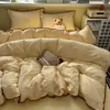 Juego de Sábanas Estilo Crema de Cuatro Piezas 2026 Primavera Funda Nórdica con Borde de Concha Ropa de Cama Nantong Home Textile Juego de Tres Piezas para Dormitorio