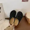 2026 Nuevas Zapatillas de Casa Gruesas de un Solo Paso, Deslizables, Versátiles, Peludas para Mujer, Punta Cerrada, Medias Zapatillas, Lunares Retro