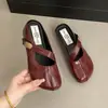 Nuevas Chanclas de Plataforma Semi-Planas de Punta Cerrada Estilo Francés con Aumento Oculto de Altura para Verano 2026, Sandalias de Cuña Deslizables para Mujer