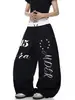 Pantalones de Paracaidista Plegados con Estampado de Letras Color-Block Estilo Americano para Hombre, Diseño de Moda de Verano Pantalones Casuales de Pierna Ancha para Bailar
