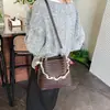 Bolso de hombro de alta calidad transfronterizo, nueva colección otoño 2026, bolso bandolera moderno y a la moda con detalle de cadena, elegante bolso tote tipo cubo