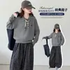 Atuendo otoñal elegante y moderno para niñas: un suéter de punto y una camisa polo de estilo preppy, combinados con pantalones de cuadros, perfectos para primavera y otoño