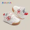 Sapatos para Bebês e Crianças Pequenas, Sapatos Brancos Infantis, Tênis Esportivos para Meninos e Meninas, Modelos Primavera e Outono 2026, Sapatos Forrest Gump com Solado Macio, Tênis Antiderrapantes