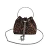 Bolso de mano de moda con estampado de leopardo para mujer, nueva colección otoño/invierno 2026, bolso tipo cubo retro y elegante con correa de cadena, bolso cruzado versátil